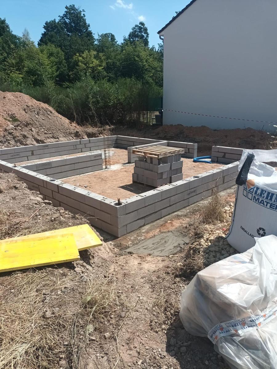 Soubassement en parpaings avant coulage de la dalle